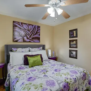 Charming Near Restaurants And Bars! Holiday home